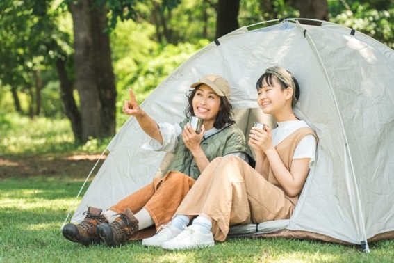 テントでキャンプをする２人の女性