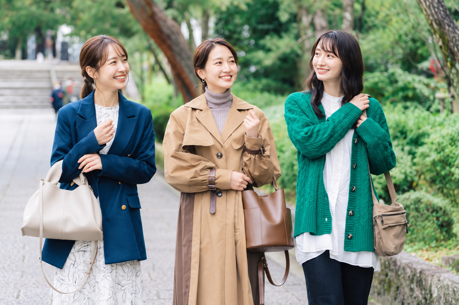 女性３名が秋の様子を感じながら歩く
