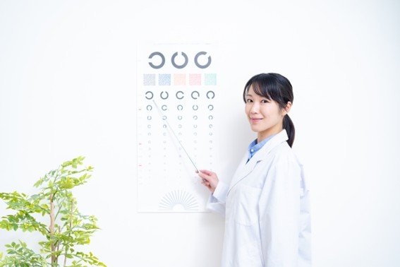 眼科での視力測定
